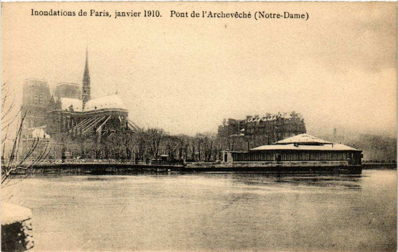 Carte postale ancienne Paris Pont de l'Archeveche N.-D. Inondations 1910 à Paris