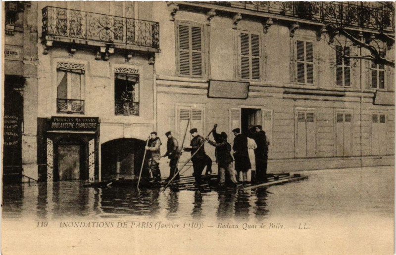 Carte postale ancienne Inondations de Paris (Janvier 1910) - Radeau Quai de Billy à Paris 16e