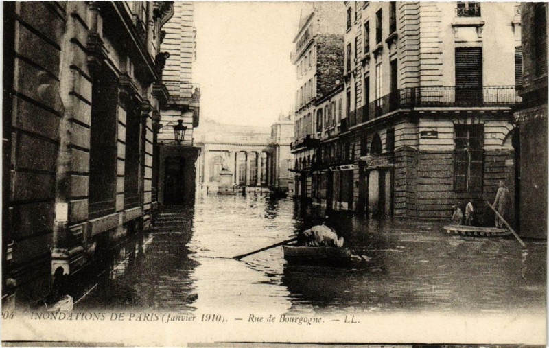 Carte postale ancienne Paris Rue de Bourgogne Inondations 1910 à Paris
