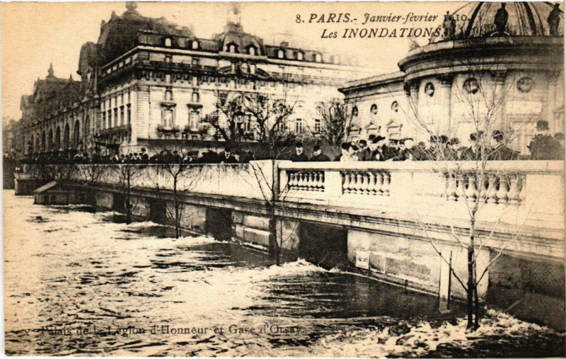 Carte postale ancienne Les Inondations - Palais de la Légion d'Honneur et Gare d'Orsay à Paris 7e