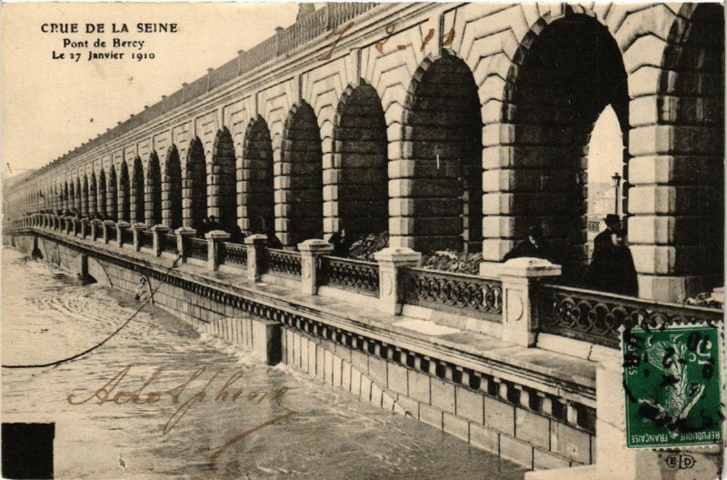 Carte postale ancienne Paris Pont de Bercy Inondations 1910 à Paris