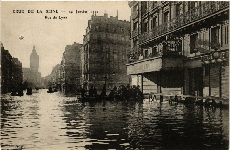 Carte postale ancienne Paris Rue de Lyon Inondations 1910 à Paris