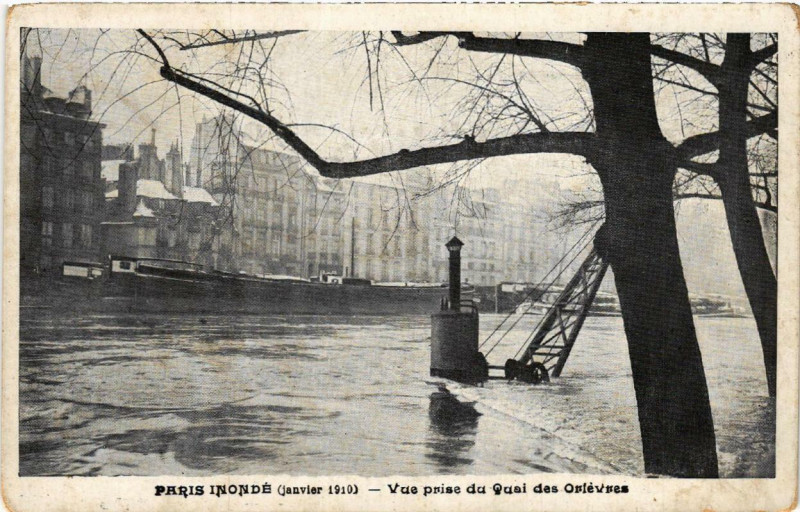Carte postale ancienne Paris vue prise du Quai des Orfevres Inondations 1910 à Paris