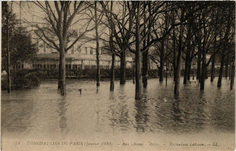 Carte postale ancienne Paris Aux Champs-Elysées Restaurant Ledoyen Inondations 1910 à Paris