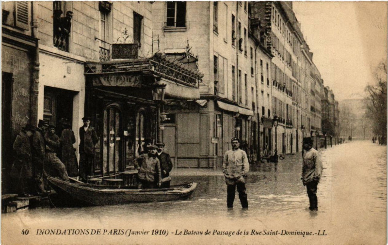 Carte postale ancienne Paris Le Bateau de Passage de la Rue Saint-Dominique Inondations 1910 à Paris