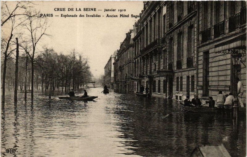 Carte postale ancienne Paris Esplanade des Invalides Ancien Hotel Sagan Inondations 1910 à Paris