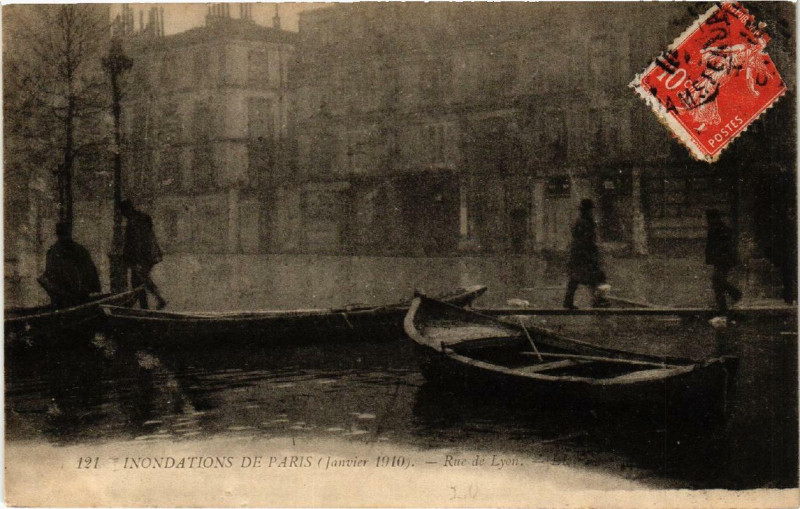 Carte postale ancienne Paris Rue de Lyon Inondations 1910 à Paris