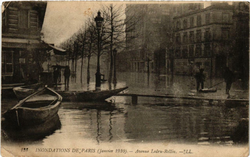 Carte postale ancienne Inondations de Paris (Janvier 1910) - Avenue Ledru-Rollin à Paris 12e