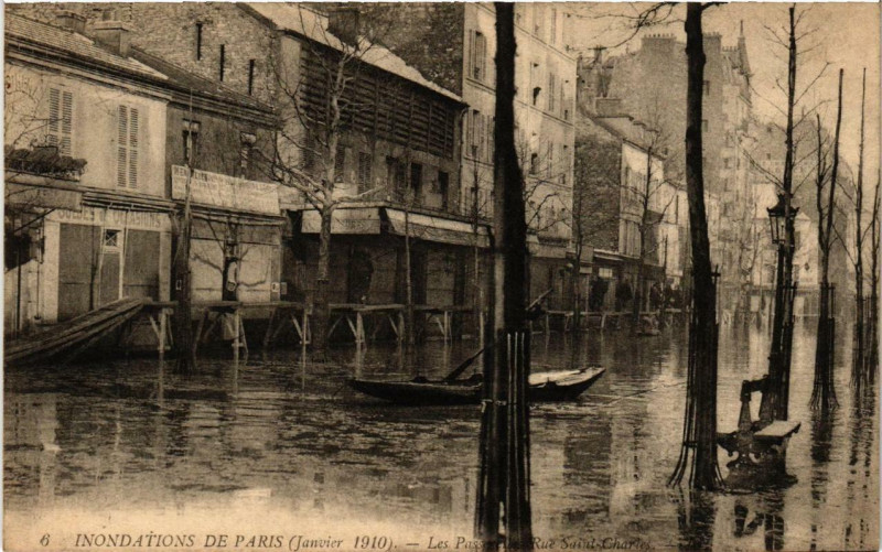 Carte postale ancienne Inondations de Paris (Janvier 1910) - Les Passerelles Rue Saint-Charles à Paris 15e