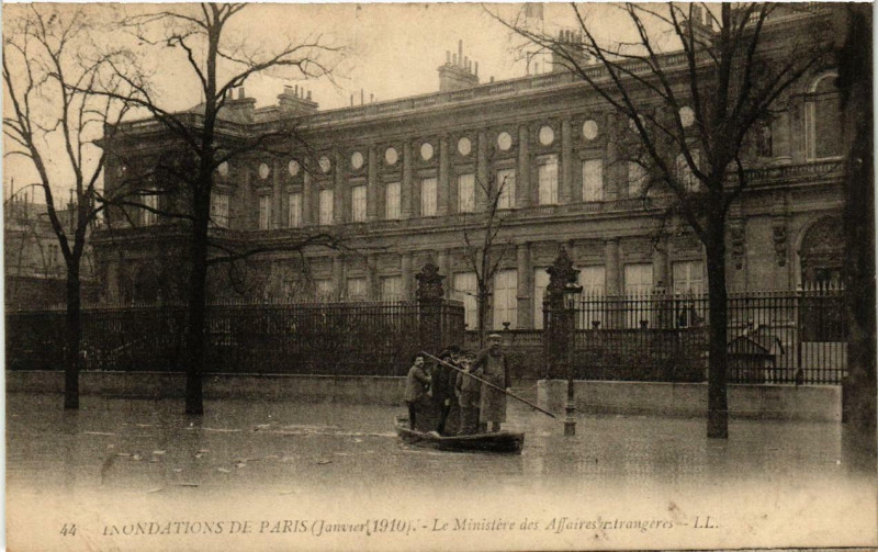Carte postale ancienne Paris Le Ministere des Affaires Etrangeres Inondations 1910 à Paris