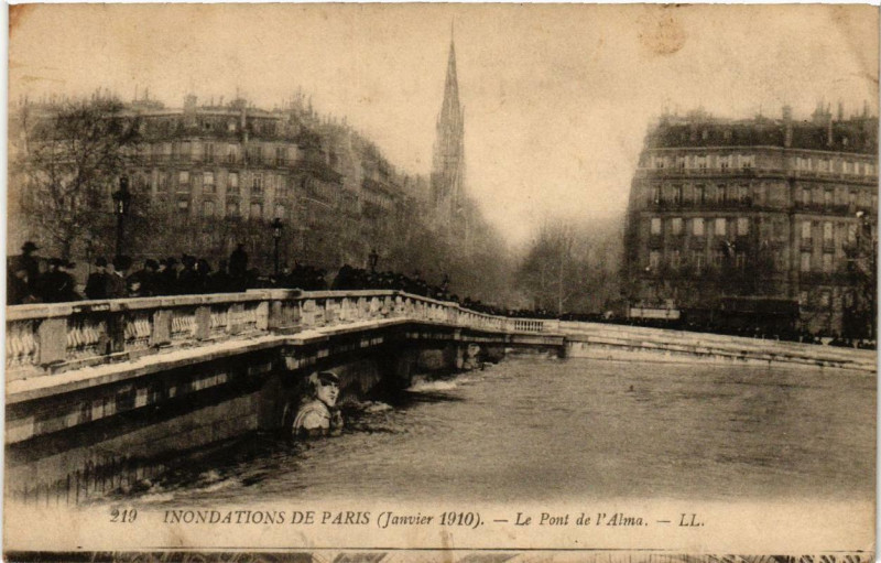Carte postale ancienne Paris Le Pont de l'Alma Inondations 1910 à Paris 8e