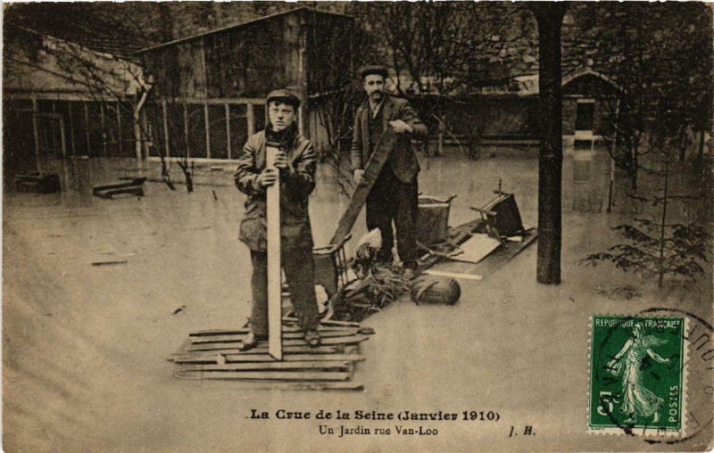 Carte postale ancienne La Crue de la Seine (Janvier 1910) - Un Jardin rue Van-Loo à Paris 16e
