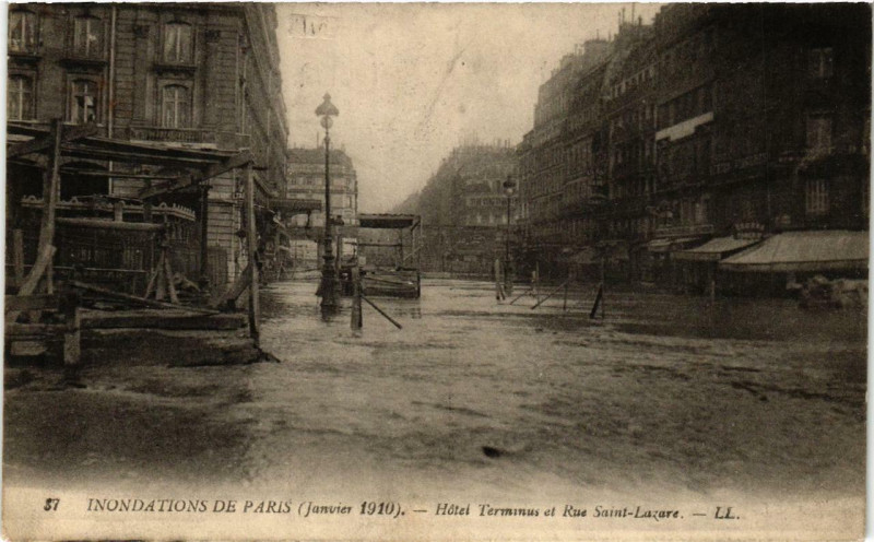 Carte postale ancienne Paris Hotel Terminus et Rue Saint-Lazare Inondations 1910 à Paris