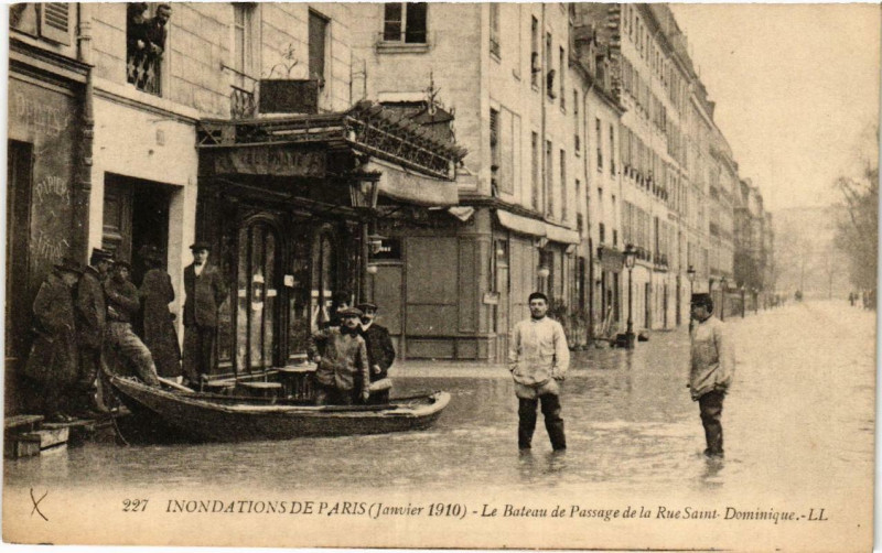 Carte postale ancienne Paris Le Bateau de Passage de la Rue Saint-Dominique Inondations 1910 à Paris