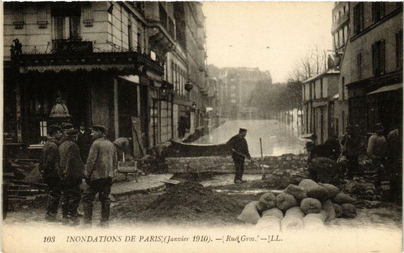 Carte postale ancienne Inondations de Paris - Rue Gros à Paris 16e