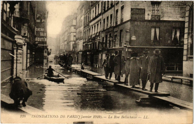 Carte postale ancienne Paris La rue Bellechasse Inondations 1910 à Paris