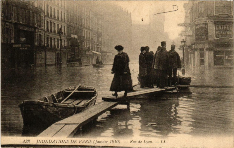 Carte postale ancienne Inondations de Paris (Janvier 1910) - Boulevard Diderot vers le Quai de la Rapée à Paris 12e