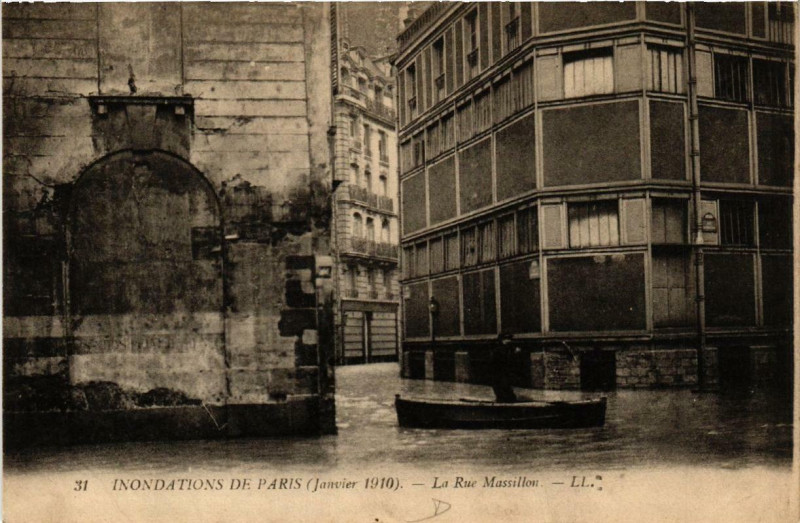 Carte postale ancienne Paris La Rue Massillon Inondations 1910 à Paris
