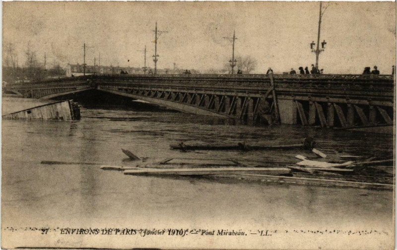 Carte postale ancienne Inondations de Paris (Janvier 1910) - Les Epaves au Pont Mirabeau à Paris 15e