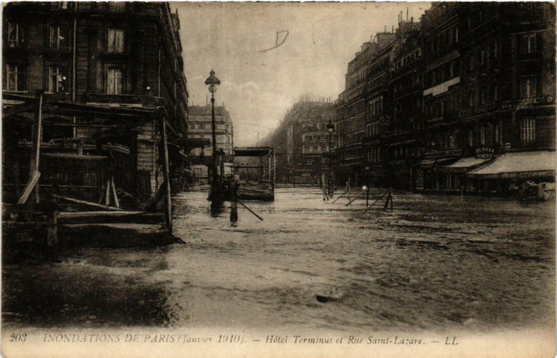 Carte postale ancienne Paris Hotel Terminus et Rue Saint-Lazare Inondations 1910 à Paris
