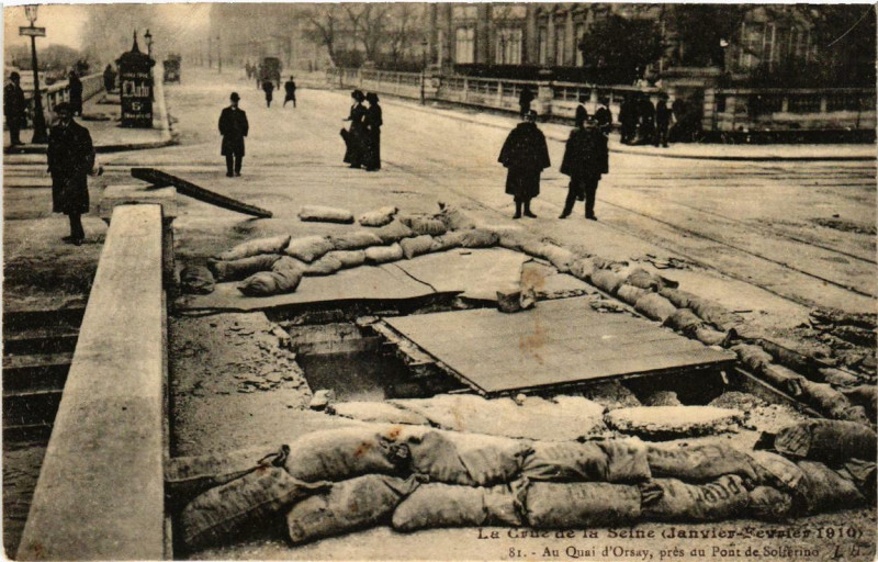 Carte postale ancienne Paris Au Quai d'Orsay Inondations 1910 à Paris