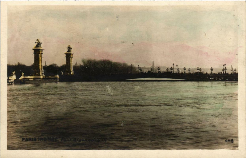 Carte postale ancienne Paris Pont d'Alexandre Iii Inondations 1910 à Paris