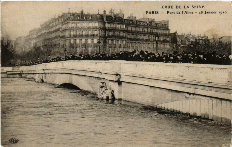 Carte postale ancienne Paris Pont de l'Alma Inondations 1910 à Paris