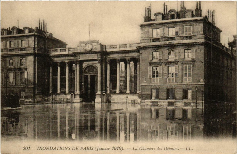 Carte postale ancienne Paris La Chambre des Deputes Inondations 1910 à Paris