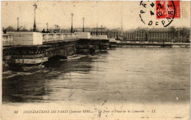 Carte postale ancienne Paris Le Pont et Place de la Concorde Inondations 1910 à Paris