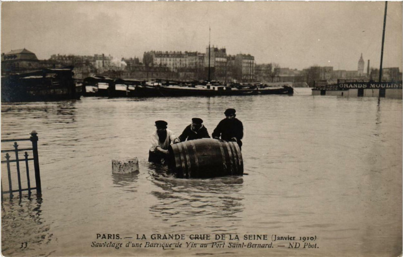 Carte postale ancienne Paris Sauvetage d'un barrique de Vin Inondations 1910 à Paris
