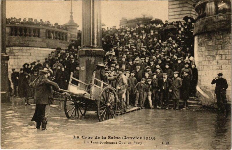 Carte postale ancienne Paris Un Transbordement Quai de Passy Inondations 1910 à Paris