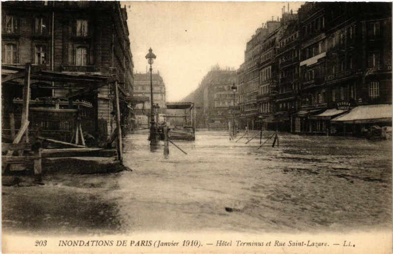 Carte postale ancienne Paris Hotel Terminus et Rue Saint-Lazare Inondations 1910 à Paris