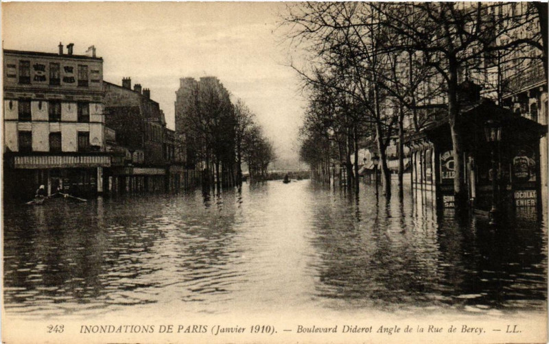 Carte postale ancienne Paris Boulevard Diderot Inondations 1910 à Paris