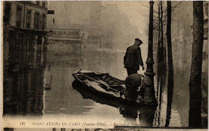 Carte postale ancienne Paris Boulevard Diderot Inondations 1910 à Paris