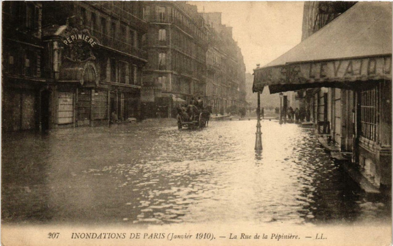 Carte postale ancienne Paris La rue de la Pepiniere Inondations 1910 à Paris