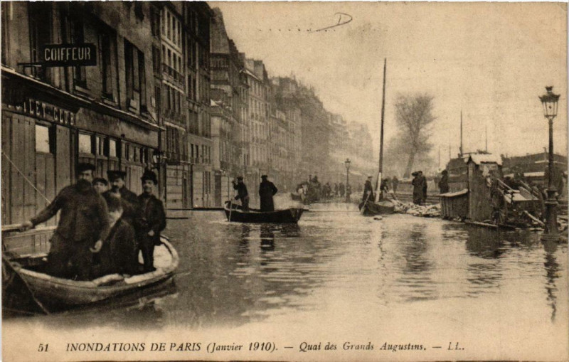 Carte postale ancienne Paris Quai des Grands Augustins Inondations 1910 à Paris