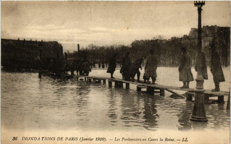 Carte postale ancienne Paris Les Pontonniers au Cours de la Reine Inondations 1910 à Paris