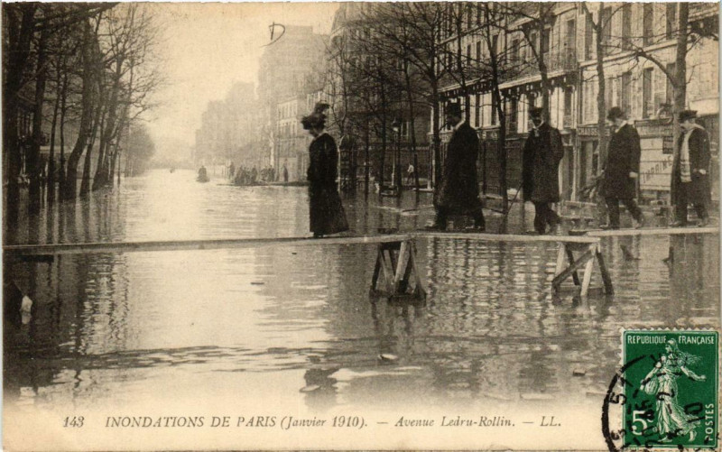 Carte postale ancienne Paris Avenue Ledru-Rollin Inondations 1910 à Paris
