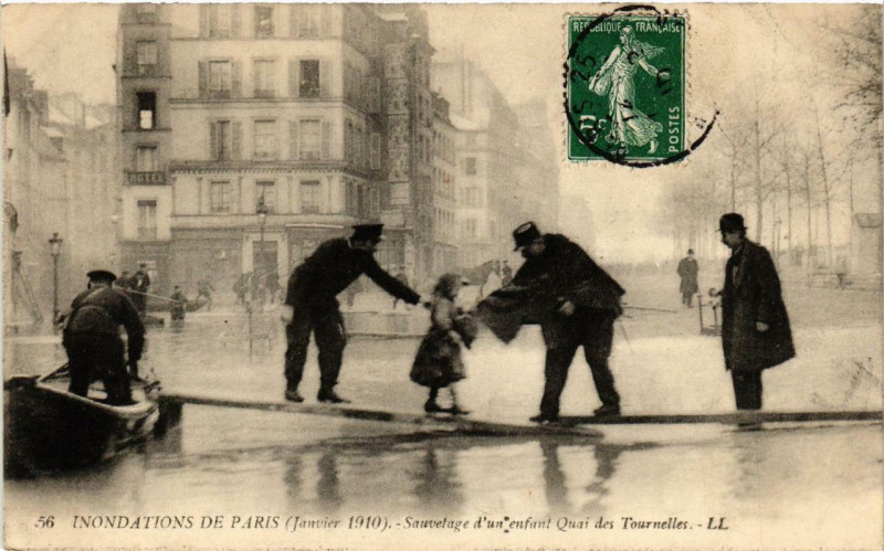 Carte postale ancienne Paris Sauvetage d'un enfant Inondations 1910 à Paris