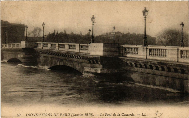 Carte postale ancienne Paris Le Pont de la Concorde Inondations 1910 à Paris 7e