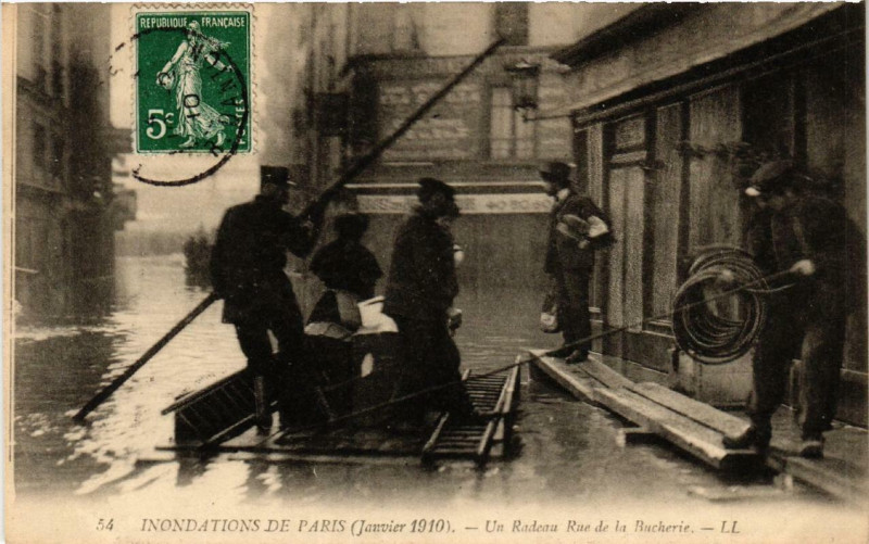 Carte postale ancienne Paris Un Radeau Rue de la Bucherie Inondations 1910 à Paris