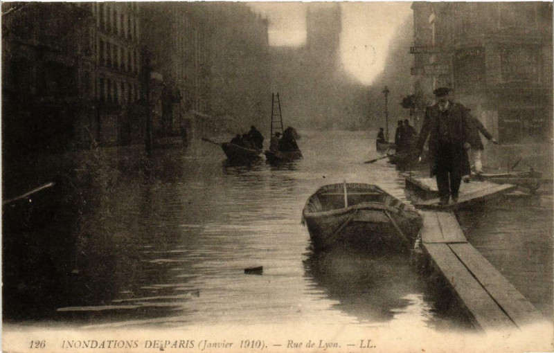 Carte postale ancienne Paris Rue de Lyon Inondations 1910 à Paris