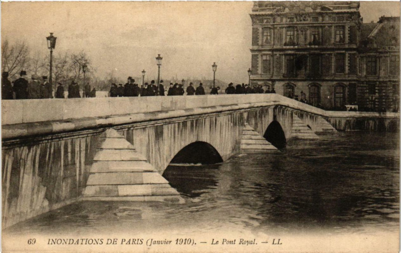 Carte postale ancienne Paris Le Pont Royal Inondations 1910 à Paris