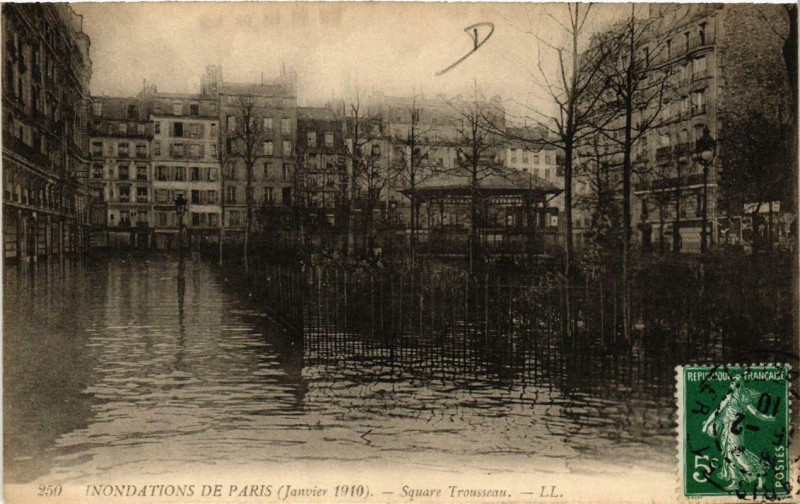 Carte postale ancienne Inondation de Paris (Janvier 1910) - Square Trousseau à Paris 12e