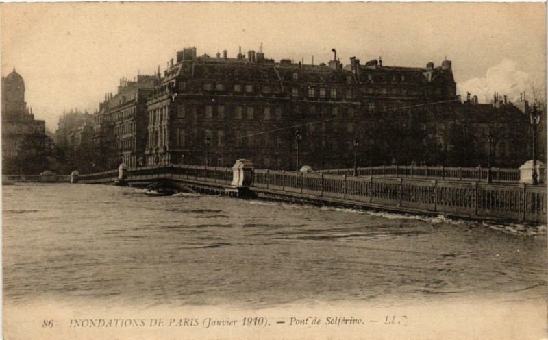 Carte postale ancienne Paris Pont de Solferino Inondations 1910 à Paris