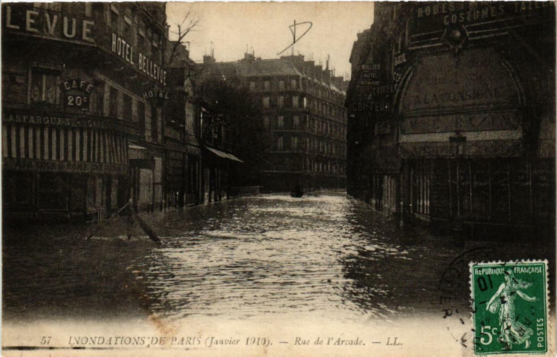 Carte postale ancienne Paris Rue de l'Arcade Inondations 1910 à Paris