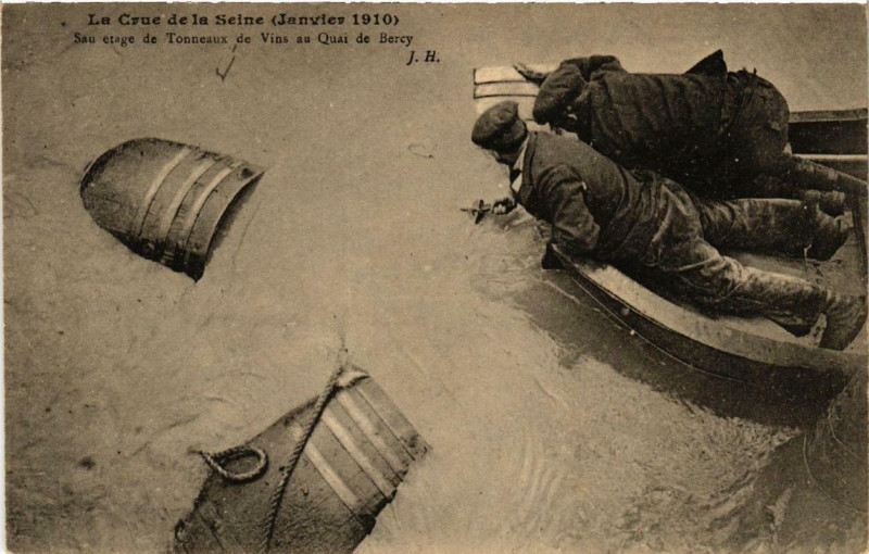Carte postale ancienne Paris Sauvetage de Tonneaux de Vins Inondations 1910 à Paris