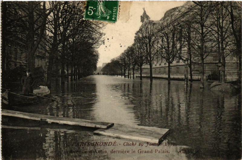 Carte postale ancienne Paris Avenue d'Antin derriere le Grand Palais Inondations 1910 à Paris
