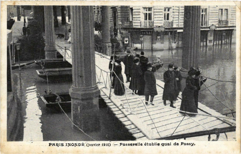 Carte postale ancienne Paris Passerelle etablie quai de Passy Inondations 1910 à Paris