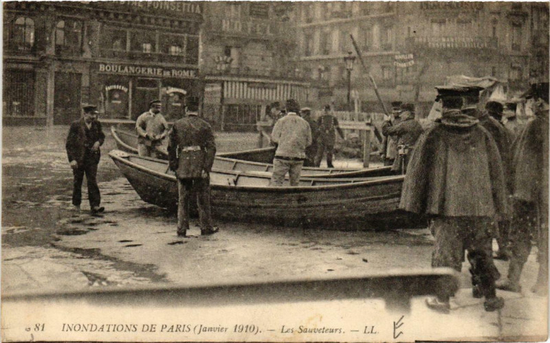 Carte postale ancienne Paris Les Sauveteurs Inondations 1910 à Paris